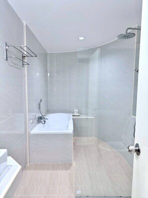 Suite | Bilik Mandi | Pancuran mandi, kelengkapan dandanan diri percuma, tuala disediakan 