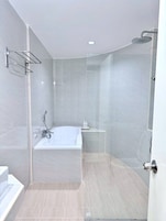 Ducha, artículos de tocador gratuitos, toallas