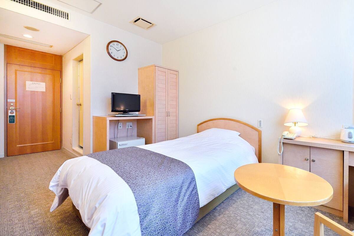 In-room safe, WiFi (free), bed sheets