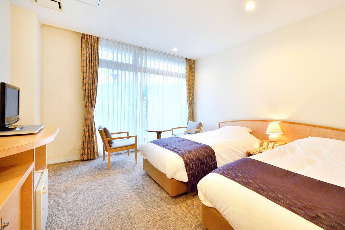 In-room safe, WiFi (free), bed sheets