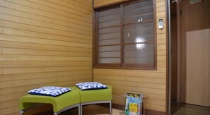 Lobby sitting area - Tatamiya Inn (Kyoto)