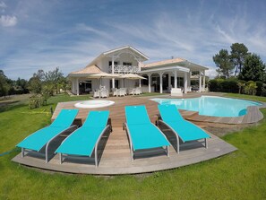 Piscina stagionale all'aperto, lettini
