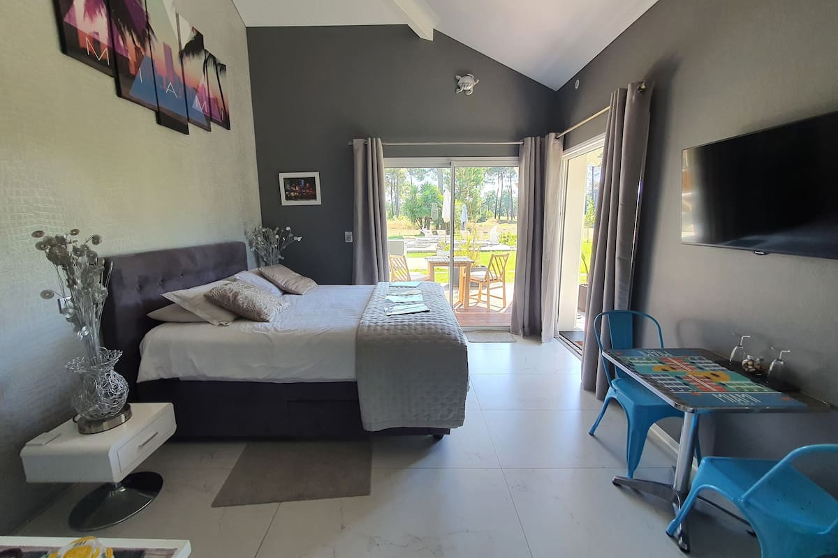 Double Room (Golf and Pool View - MIAMI) | Bar mini, dilengkapkan perabot secara berasingan, kalis bunyi