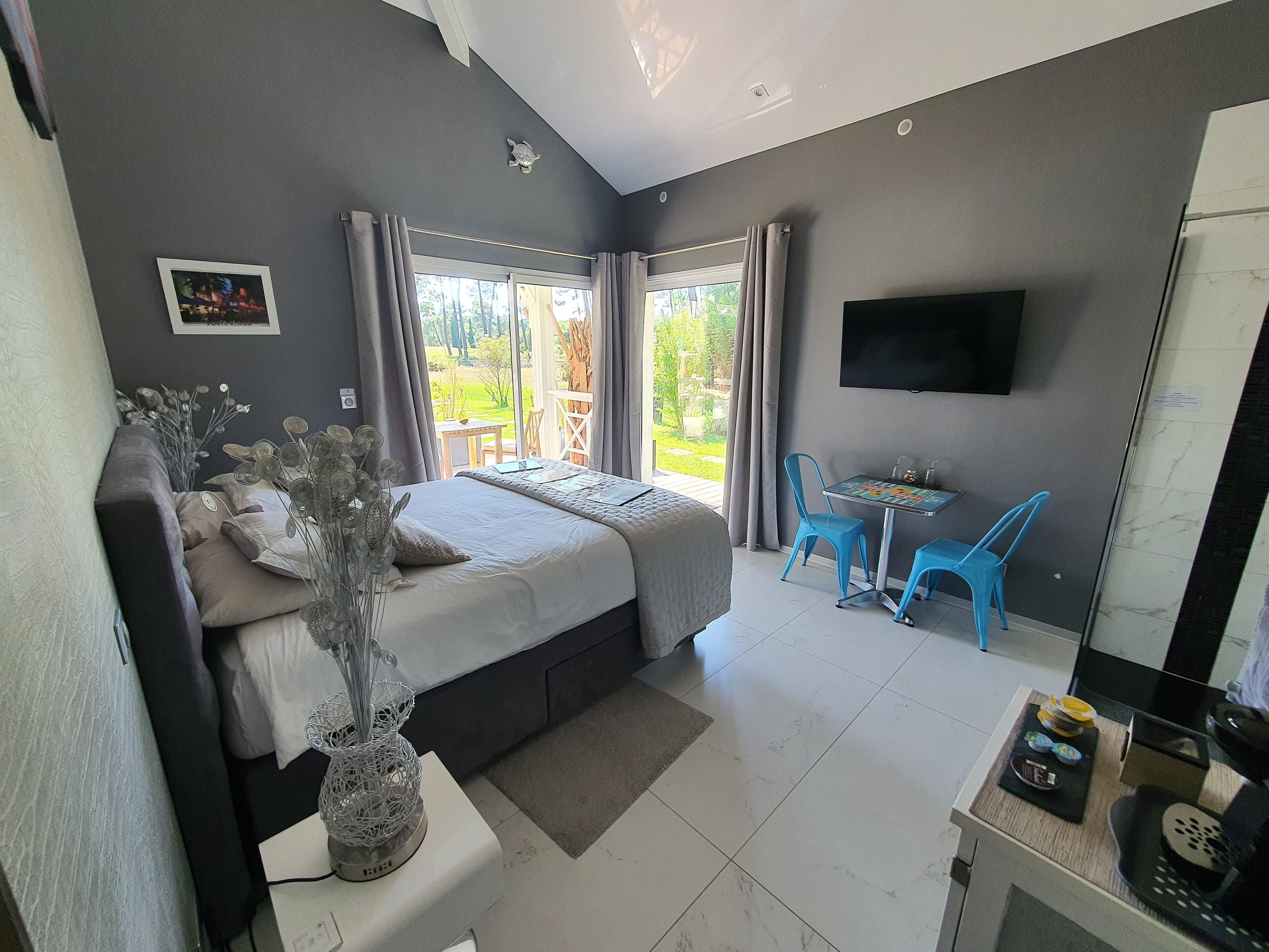 Tweepersoonskamer (Golf and Pool View - MIAMI) | Een minibar, individueel gemeubileerd, geluiddichte muren