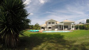 A two-story house with a pool, a covered patio, and a well-maintained lawn. - Villa Bora Bora (Gujan-Mestras)