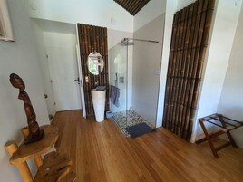 Minibar, muebles diferentes y sistema de insonorización 