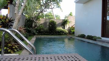 Piscine extérieure, chaises longues