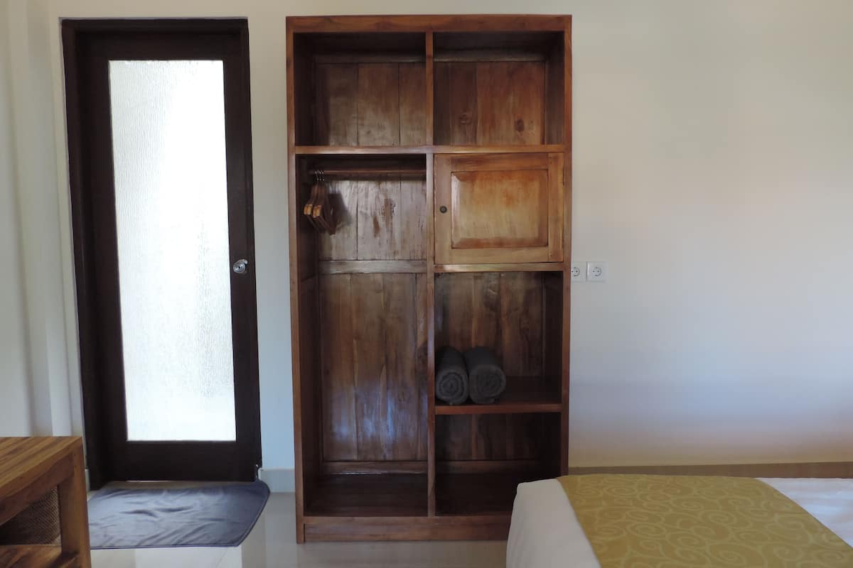 Minibar, odada kasa, masa, portatif/ilave yatak