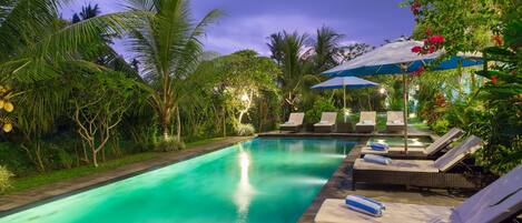 Piscine extérieure, chaises longues