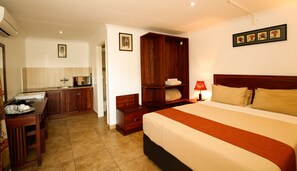 Double Room | In-room safe, desk, soundproofing, rollaway beds