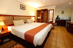 Twin Room | In-room safe, desk, soundproofing, rollaway beds - Mokoro Lodge (Maun)
