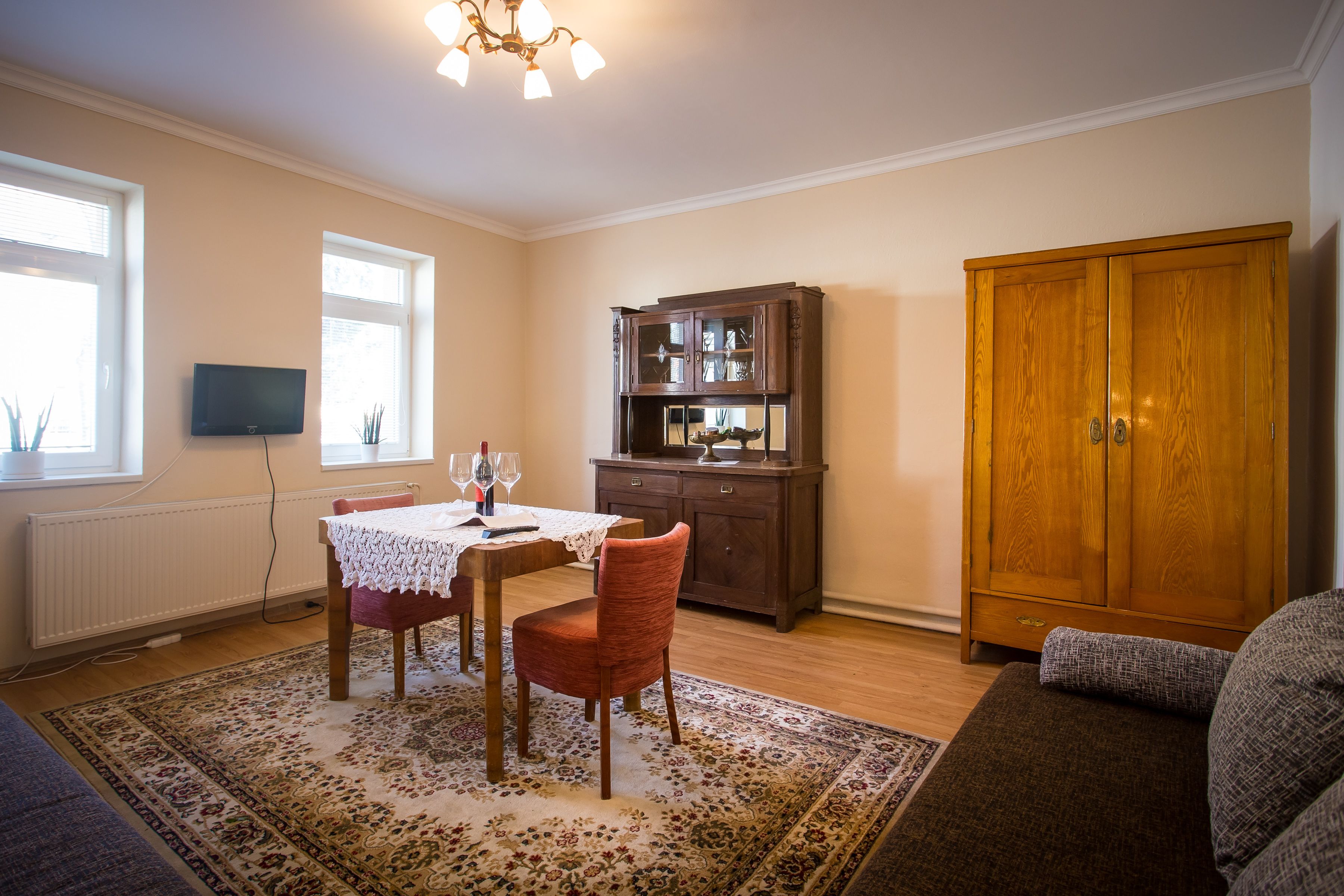 Un espace repas comprenant une table, des chaises et un buffet.