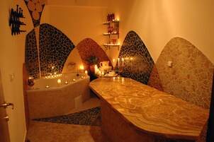 Couples treatment rooms, body treatments, hot stone massages