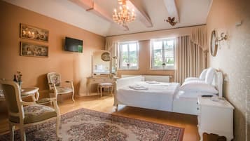 Deluxe Double Room | Hypo-allergenic bedding, minibar, individually decorated