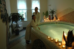 Couples treatment rooms, body treatments, hot stone massages