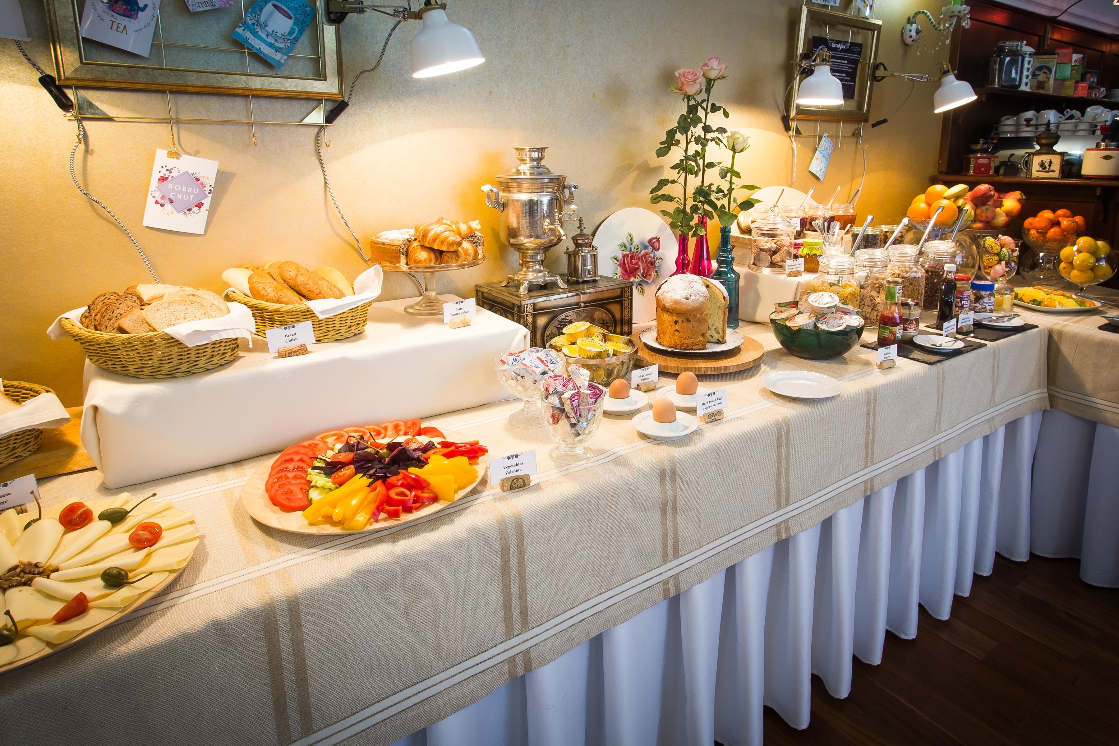 Een buffet met diverse gerechten en een koffiehoek.