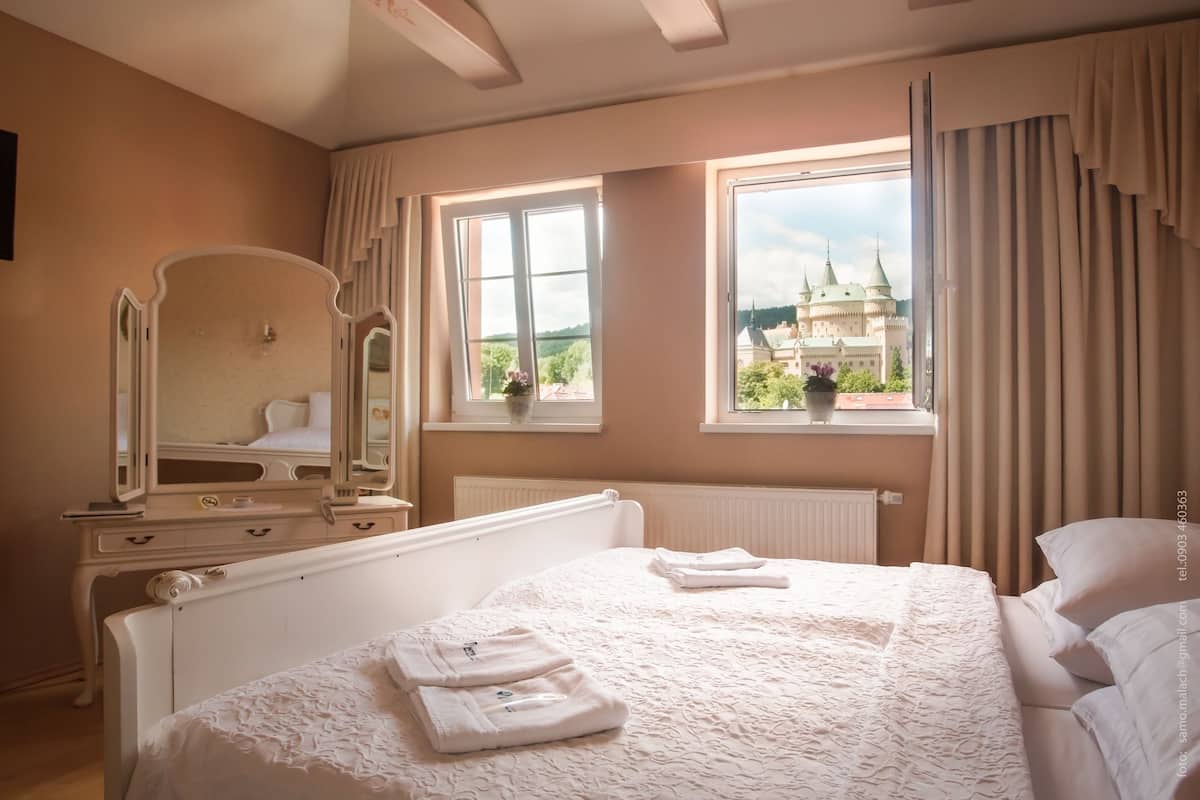 Ropa de cama hipoalergénica, minibar y decoración personalizada