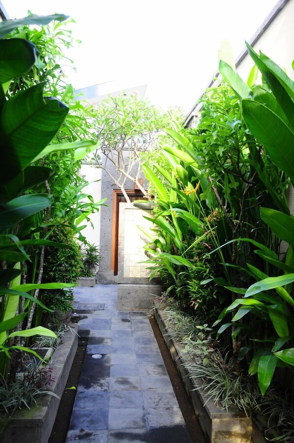 Property grounds - Puri Mesari Suites (Denpasar)