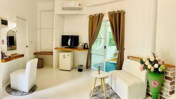 Family Pool Villa (Ruk Rak Pob) | Free minibar, individually decorated, individually furnished
