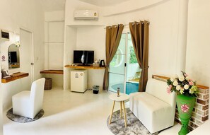 Family Pool Villa (Ruk Rak Pob) | Free minibar, individually decorated, individually furnished