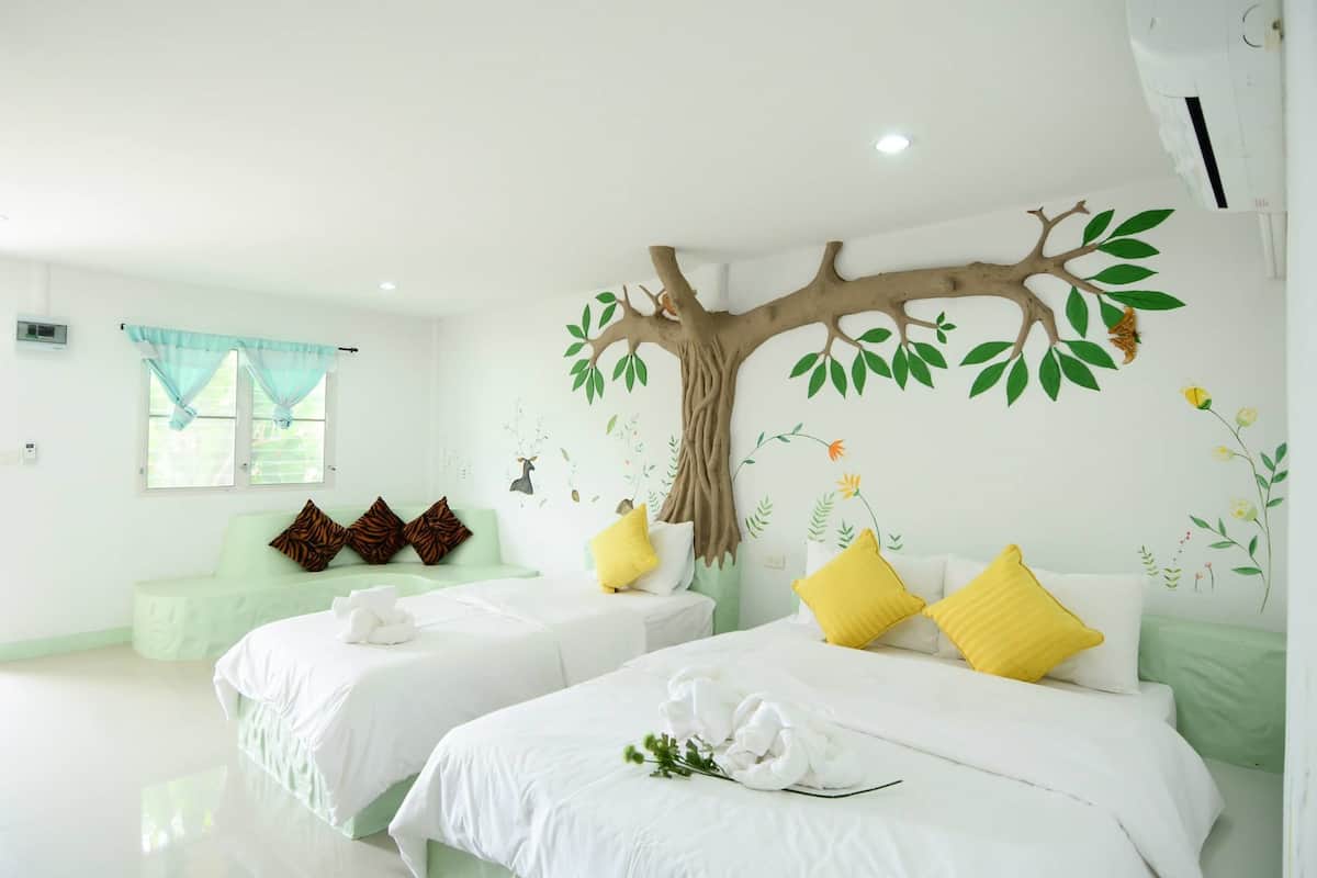 Family Room for 3 | Artículos del minibar gratis y decoración personalizada