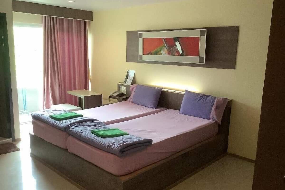 Minibar, free WiFi, bed sheets