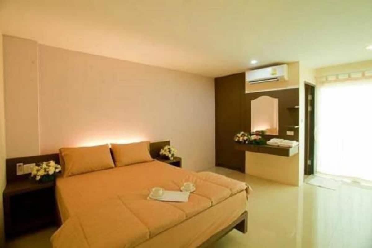 Minibar, free WiFi, bed sheets