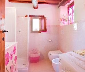 Apartment, 2 Schlafzimmer | Badezimmer | Dusche, Bidet, Handtücher