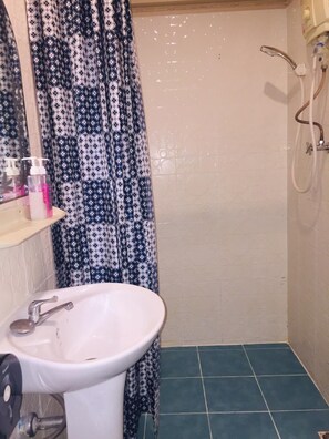 Shower, towels - Nett Hotel (Lop Buri)