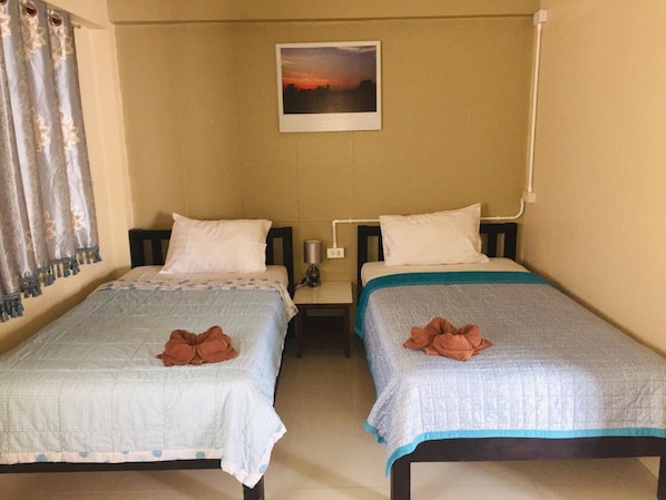 Twin Room, Air Conditioned | Desk, free WiFi