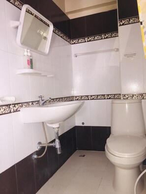 Twin Room, Air Conditioned | Bathroom - Nett Hotel (Lop Buri)