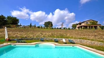 Hồ bơi ngoài trời