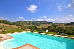 A swimming pool with a view of rolling hills and a clear sky. - Villa Cristiana (Proceno)