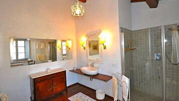 Villa, 4 Bedrooms | Bathroom | Shower, towels