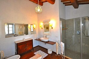 Vila, 4 quartos | Banheiro | Chuveiro, toalhas de banho