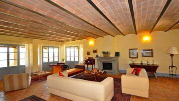 Biệt thự, 4 phòng ngủ | Khu phòng khách | TV màn hình phẳng 32-inch có truyền hình kỹ thuật số, TV