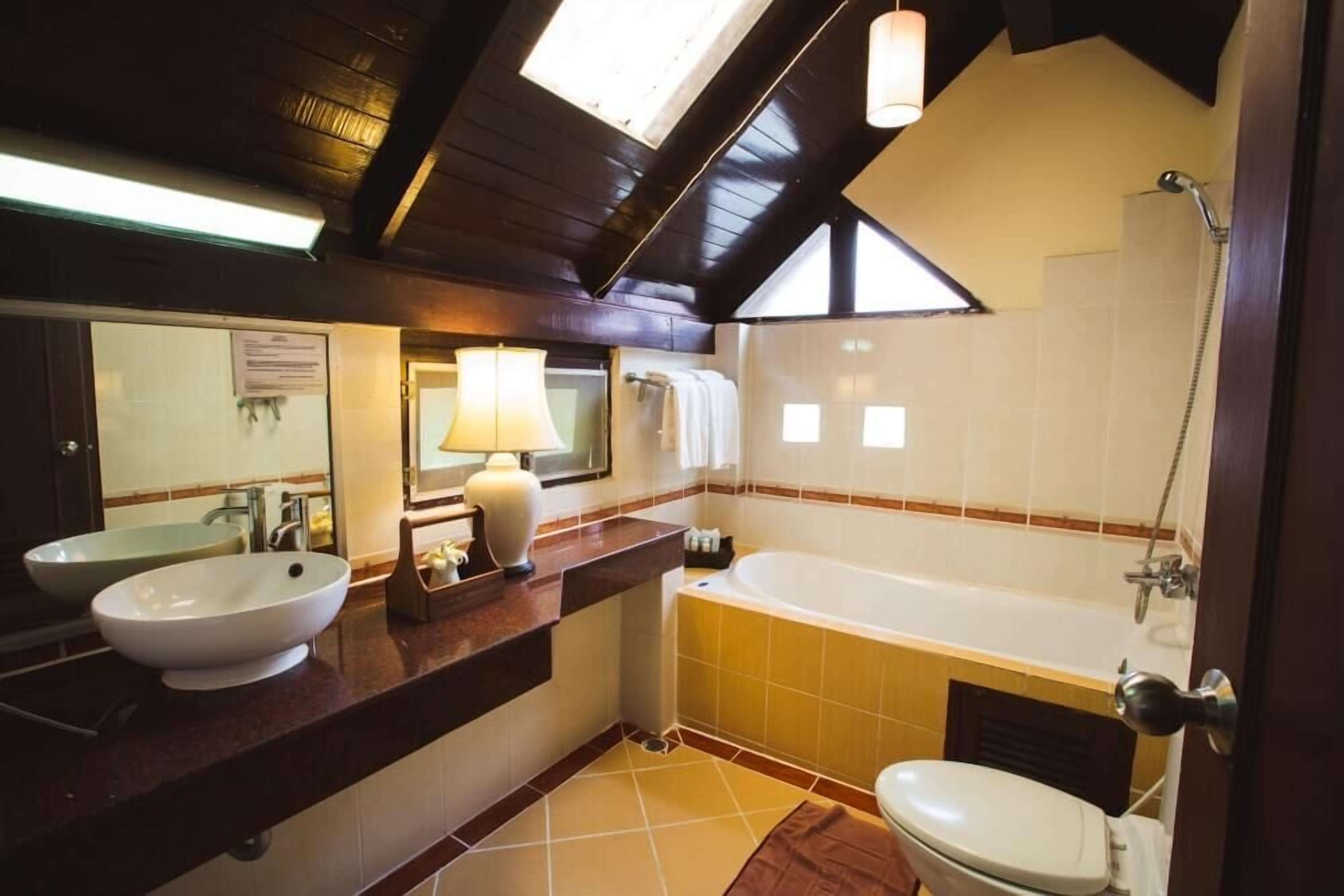 Un baño con bañera, inodoro y lavabo.