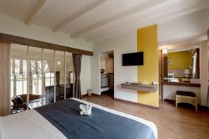 Family Suite (3 Bedrooms Villa) | Két bảo mật tại phòng, bàn, màn/rèm cản s áng, bộ trải giường 