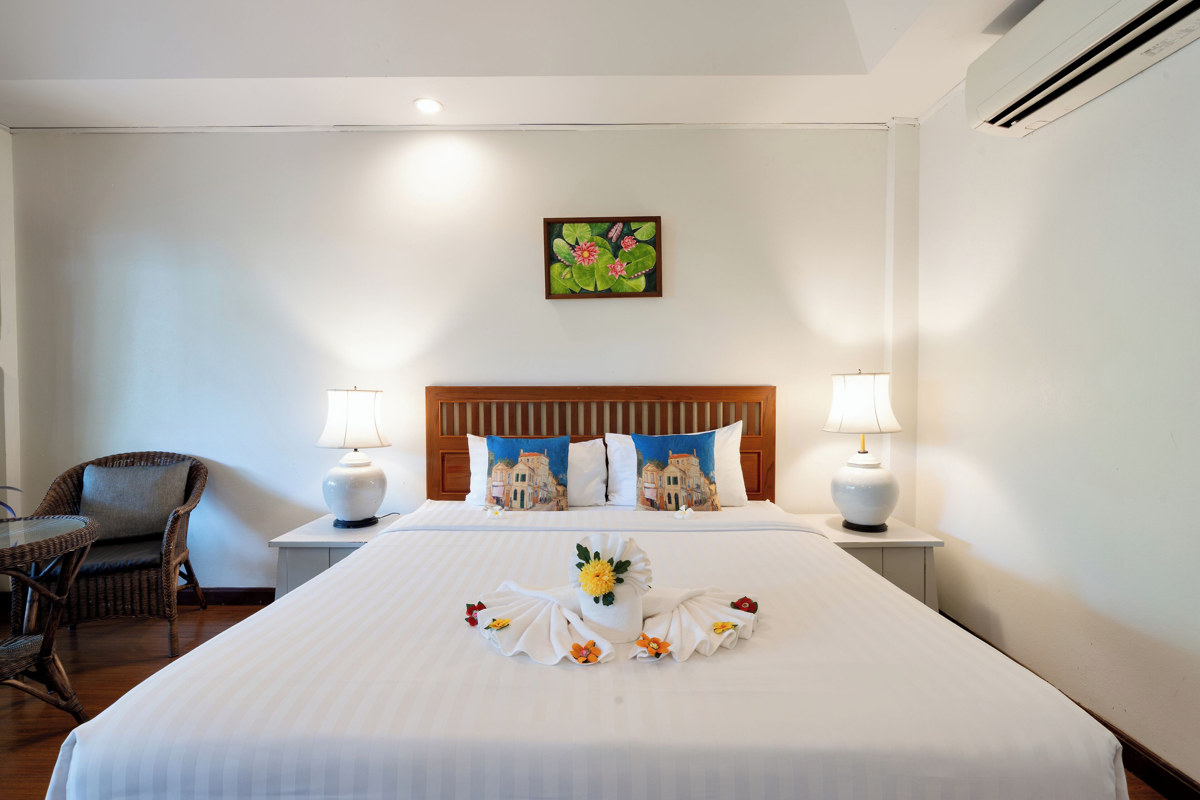 Dobbelt- eller tomannsrom – deluxe | Safe på rommet, skrivebord, blendingsgardiner og sengetøy