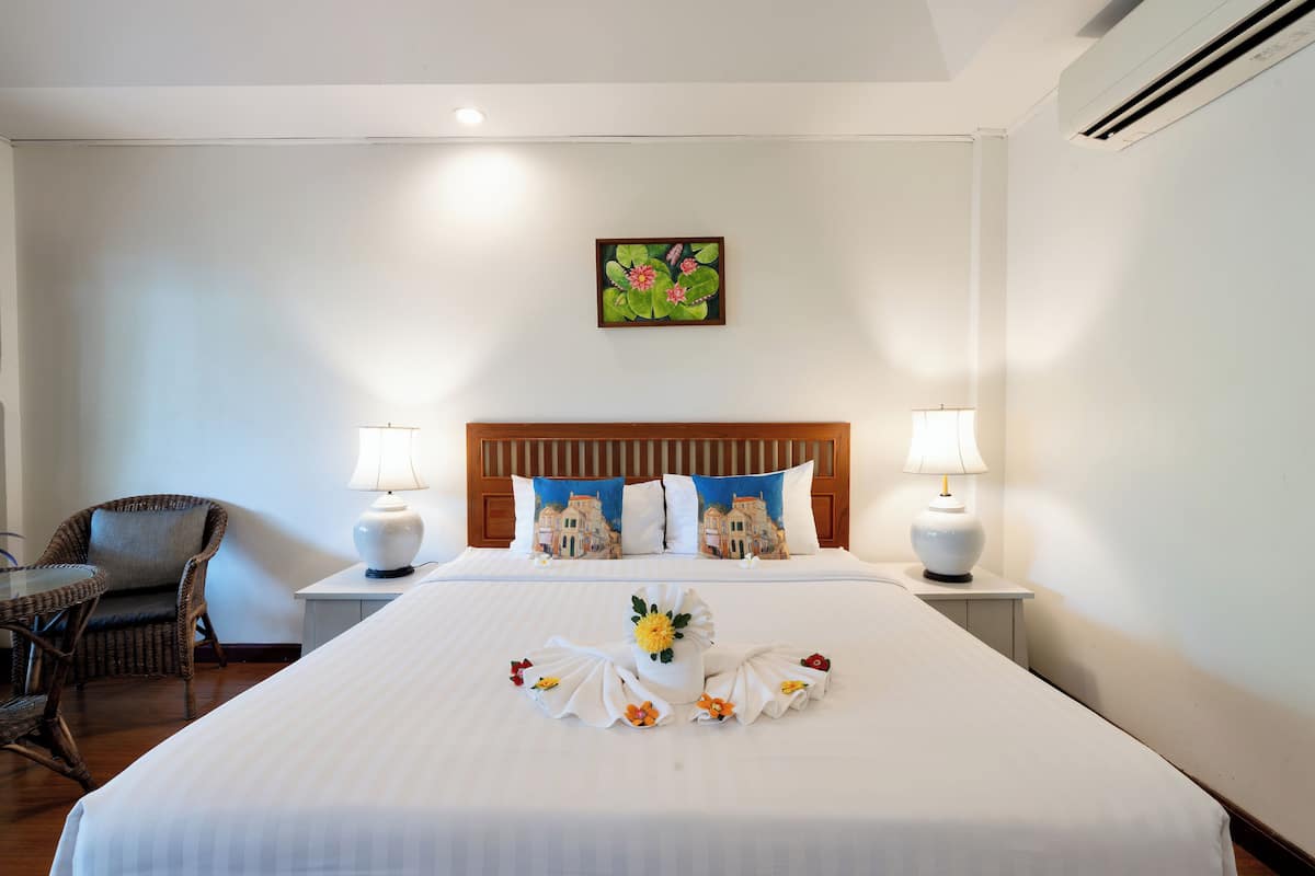 Deluxe Double or Twin Room | In-room safe, desk, blackout drapes, bed sheets