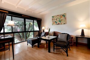 Junior Suite | リビング エリア | 薄型テレビ