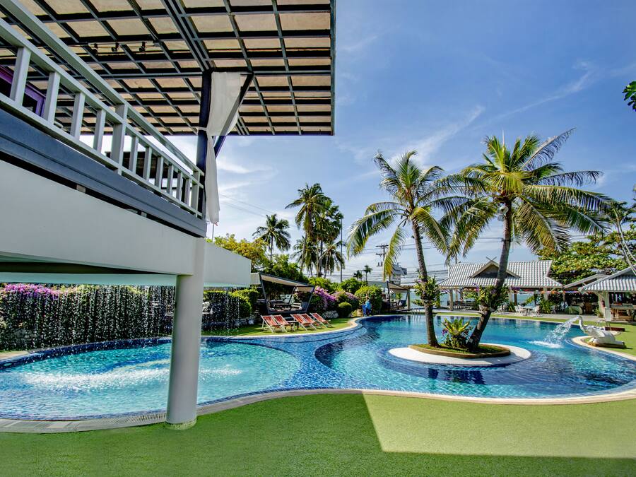 Piscina externa, guarda-sóis, espreguiçadeiras