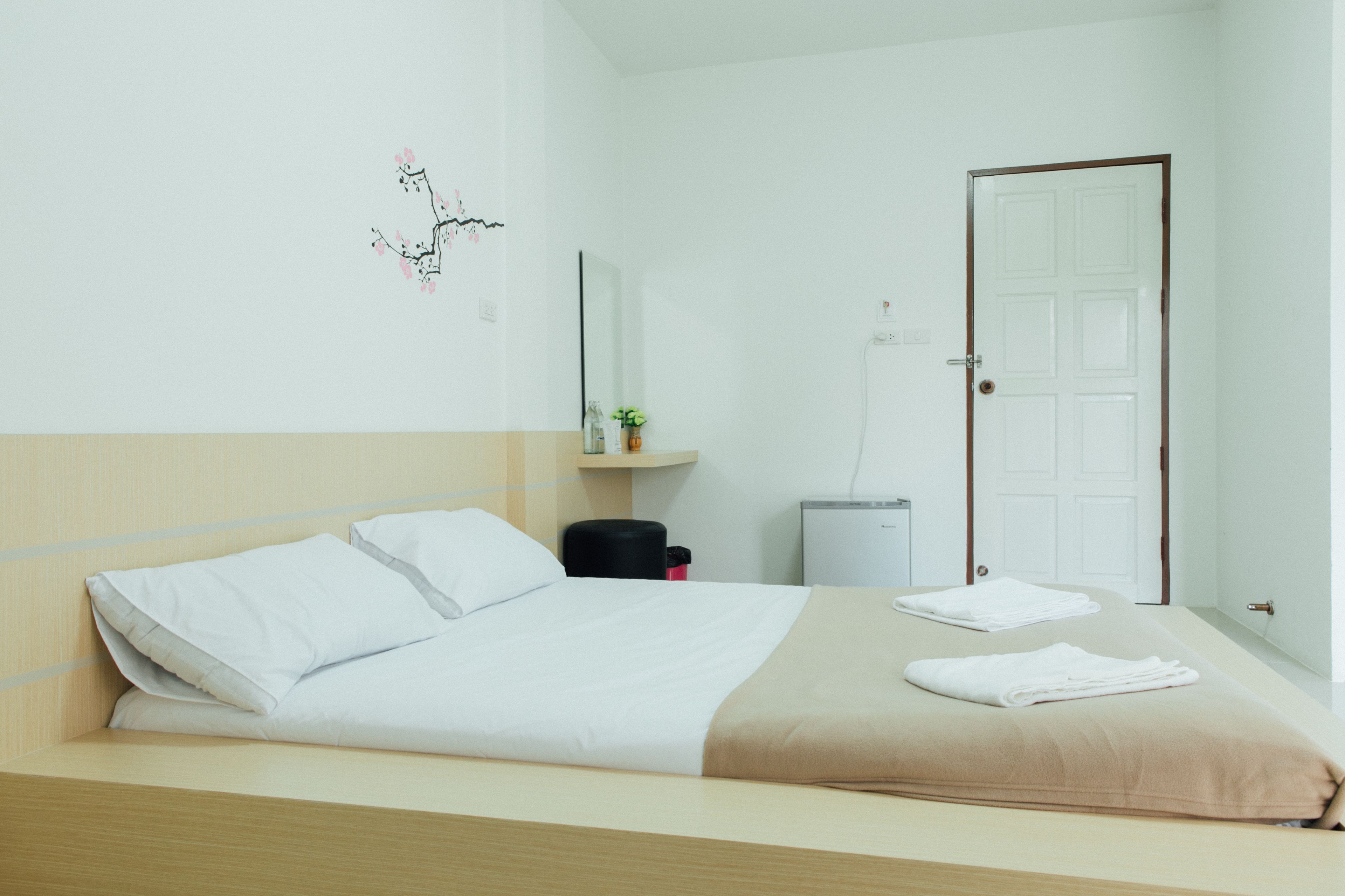King Room | โต๊ะทำงาน, เตียงเสริม, Wi-Fi ฟรี