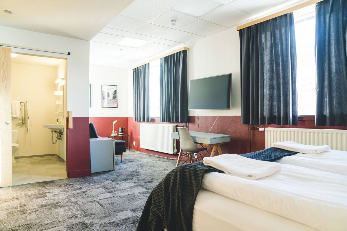 Suite | Hypo-allergenic bedding, blackout curtains, free WiFi