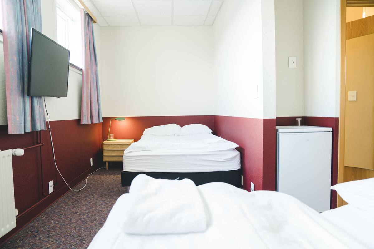 Hypo-allergenic bedding, blackout curtains, free WiFi