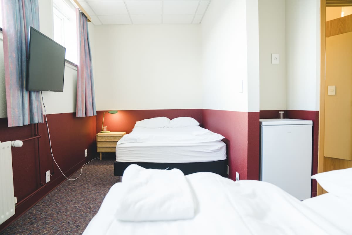 Ropa de cama hipoalergénica, cortinas opacas, wifi gratis
