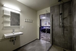 Suite Familiale, plusieurs lits, salle de bains privée | Salle de bain | Articles de toilette gratuits, sÚche-cheveux