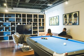 Billiards - Base Hotel by Keflavik Airport (Reykjanesbær)