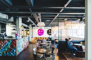 Bar (on property) - Base Hotel by Keflavik Airport (Reykjanesbær)