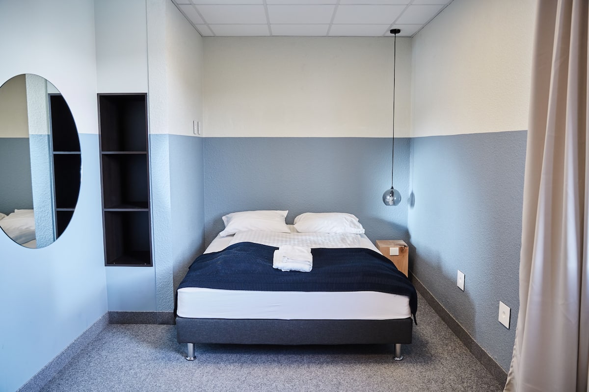 Habitación doble, 1 cama de matrimonio, baño privado | Ropa de cama hipoalergénica, cortinas opacas, wifi gratis